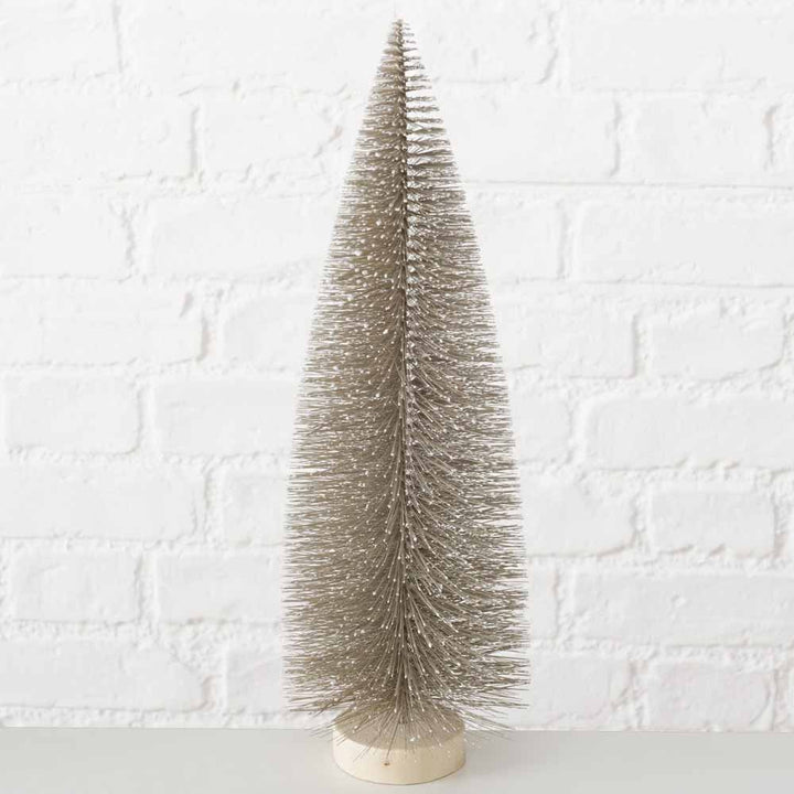 Der „Boltze – Weihnachtsbaum Vintage Pastell auf Holzsockel 40 cm“ präsentiert sich elegant vor einer weißen Backsteinwand.