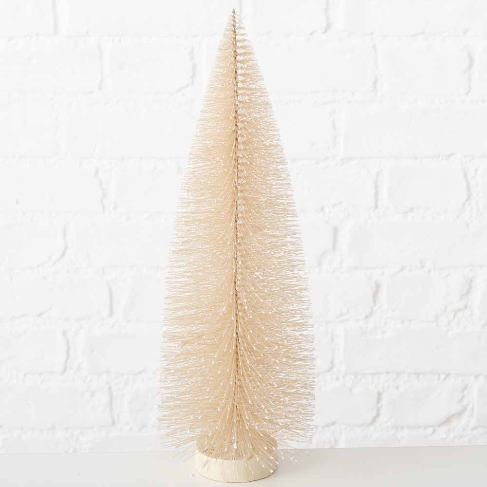 Boltze - Weihnachtsbaum Vintage Pastell auf Holzsockel, 40 cm hoch, vor einer weißen Ziegelwand im Hintergrund.