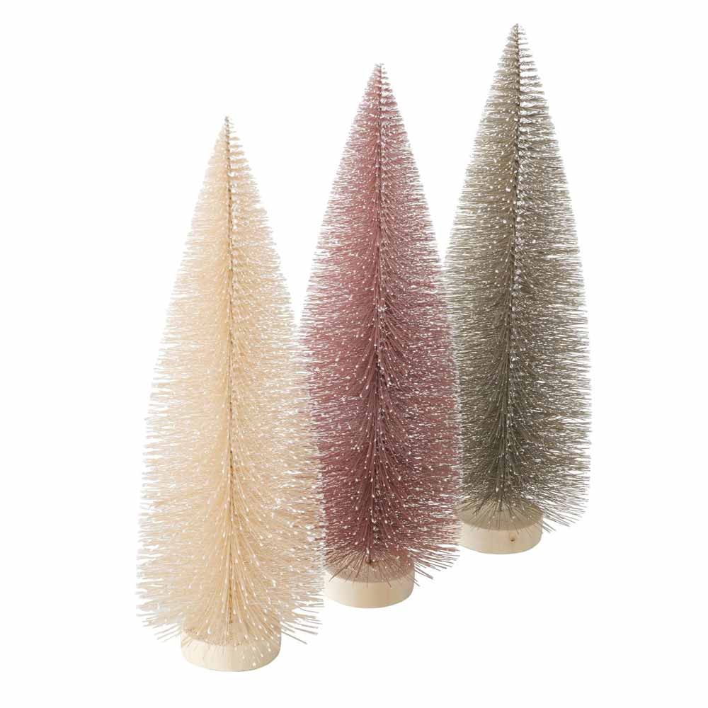 Ein Trio pastellfarbener Flaschenbürstenbäume in zarten Beige-, Rosa- und Grautönen, montiert auf Holzsockeln aus der Vintage-Weihnachtskollektion von Boltze.