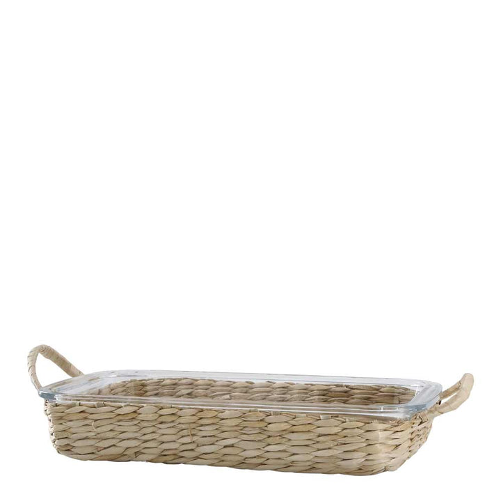Die Auflaufform von Chic Antique verfügt über einen abnehmbaren, geflochtenen, rechteckigen Korb mit seitlichen Griffen und einem durchsichtigen Glasdeckel oben.