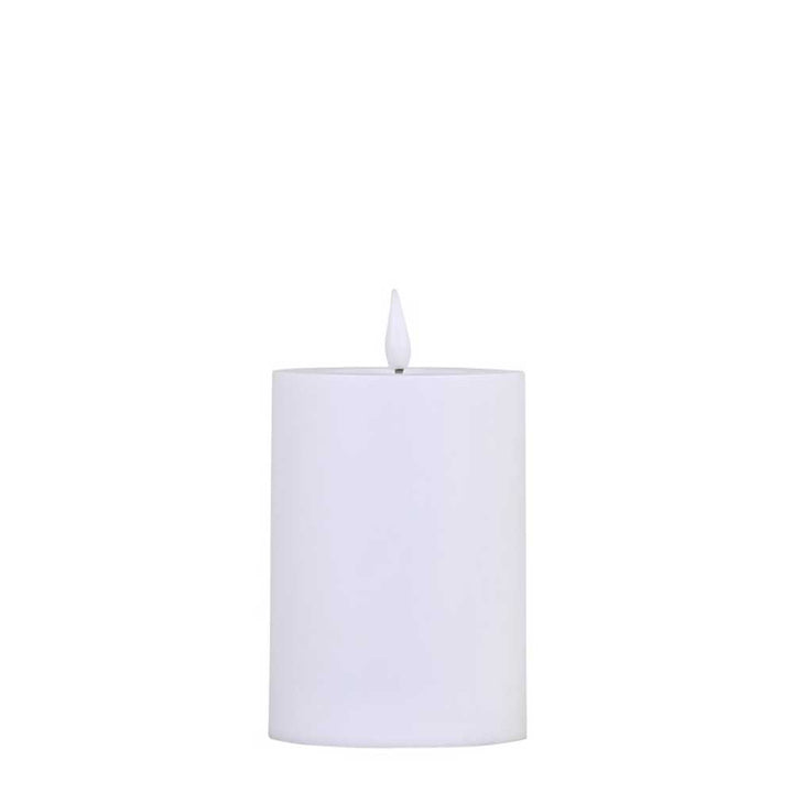Eine einzelne unbeleuchtete Chic Antique - Stumpenkerze LED für Außen inkl. Batterien mit schlichtem Design, zentriert auf weißem Hintergrund.
