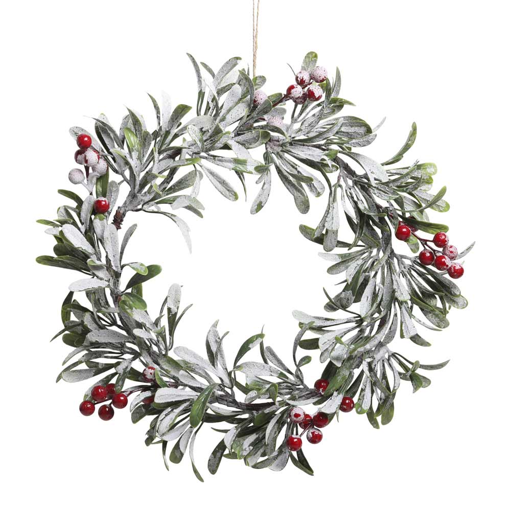 Ein Chic Antique-Kranz mit schneebedecktem Laub und roten Beeren, der elegant an einer Schnur mit 37 cm Durchmesser hängt.