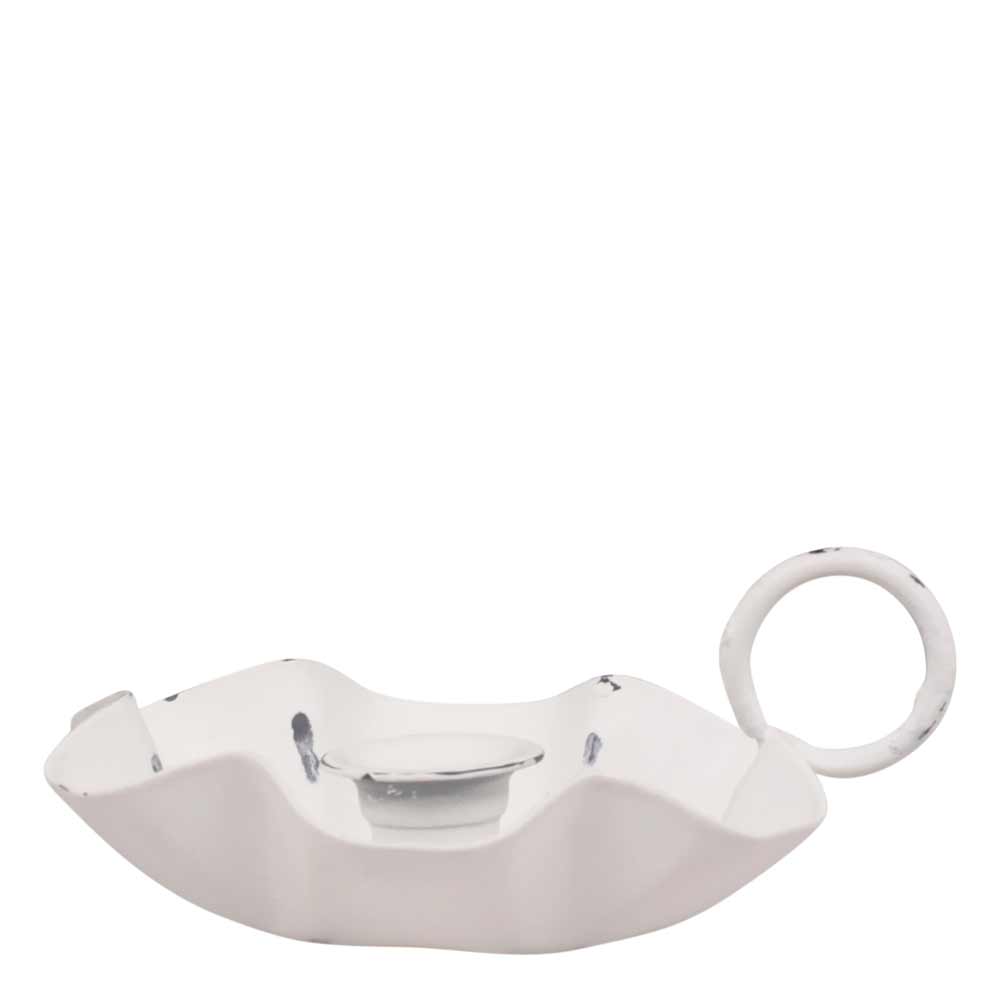 Der Chic Antique Kammerleuchter für Spitzkerzen White ist ein weißer Keramik-Kerzenhalter mit einem gewellten Rand und einem runden Griff auf einer Seite.
