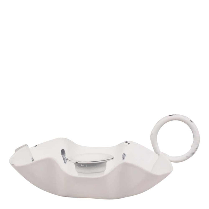 Der Chic Antique Kammerleuchter für Spitzkerzen White ist ein weißer Keramik-Kerzenhalter mit einem gewellten Rand und einem runden Griff auf einer Seite.