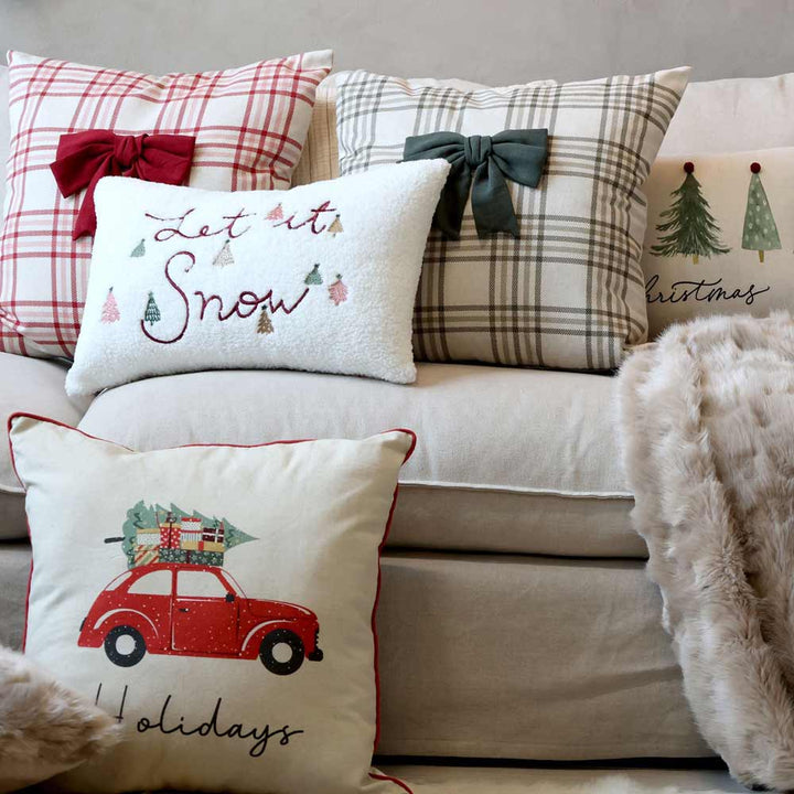 Leinen-Kissenbezug von Chic Antique für ein Sofa mit weihnachtlichem Design mit einem Weihnachtsbaum auf einem Autodach.