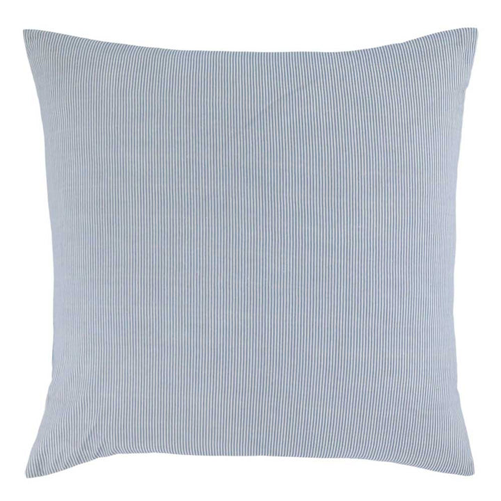 Der Chic Antique - Kissenbezug Maritimes Streifenmuster ist ein quadratischer Kissenbezug mit einem hellblau-weißen Nadelstreifenmuster auf weißem Hintergrund.