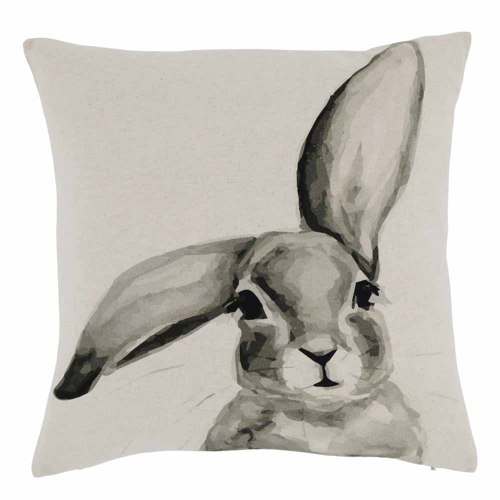 Kissenbezug mit einfarbiger Illustration eines Langohrkaninchens auf hellem Hintergrund, von Chic Antique - Kissenbezug mit Hase Männchen Leinen 45 x 45 cm.