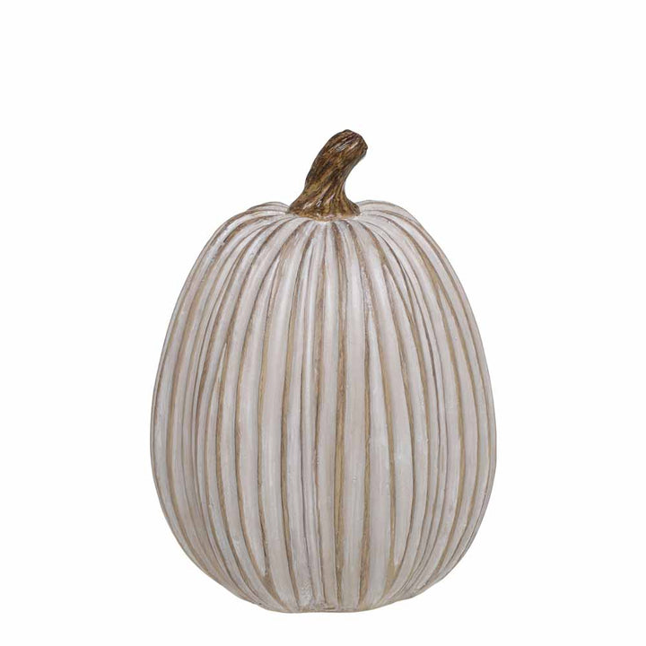 Der Chic Antique - Kürbis Deko Creme ist ein dekorativer weißer Kürbis mit senkrechten Rillen und braunem Stiel vor einem schlichten weißen Hintergrund.