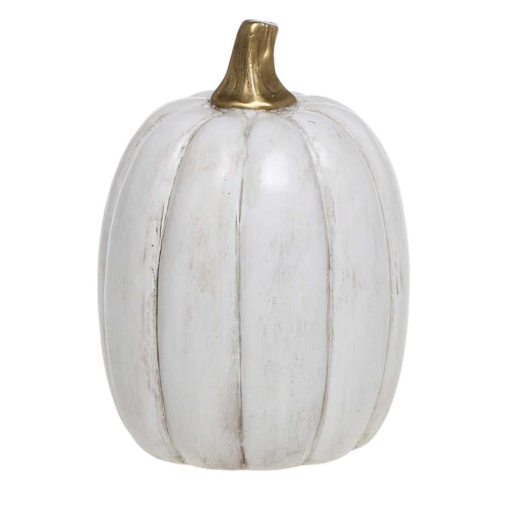 Der Chic Antique - Kürbis Deko mit gold antique weiß ist ein dekorativer weißer Kürbis mit goldenem Stiel, vertikalen Rillen und matter Oberfläche.