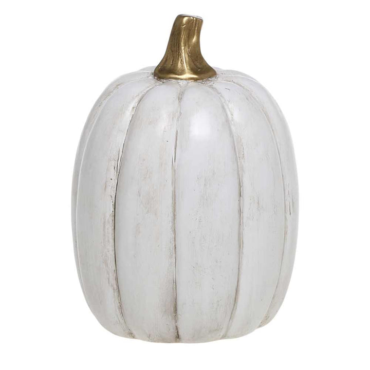 Der Chic Antique - Kürbis Deko mit gold antique weiß ist ein dekorativer weißer Kürbis mit goldenem Stiel, vertikalen Rillen und matter Oberfläche.