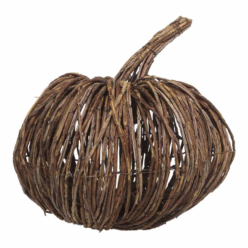 Der Chic Antique - Kürbis Rattan ist ein dekorativer Kürbis aus ineinander verschlungenem naturbraunem Rattan mit einem gebogenen Stiel an der Spitze.