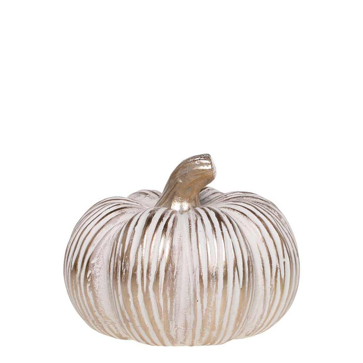 Der Chic Antique - Kürbis mit Gold Antique Creme ist ein geripptes, metallisch silbernes Kürbisornament mit kurzem Stiel, das vor einem schlichten weißen Hintergrund präsentiert wird.