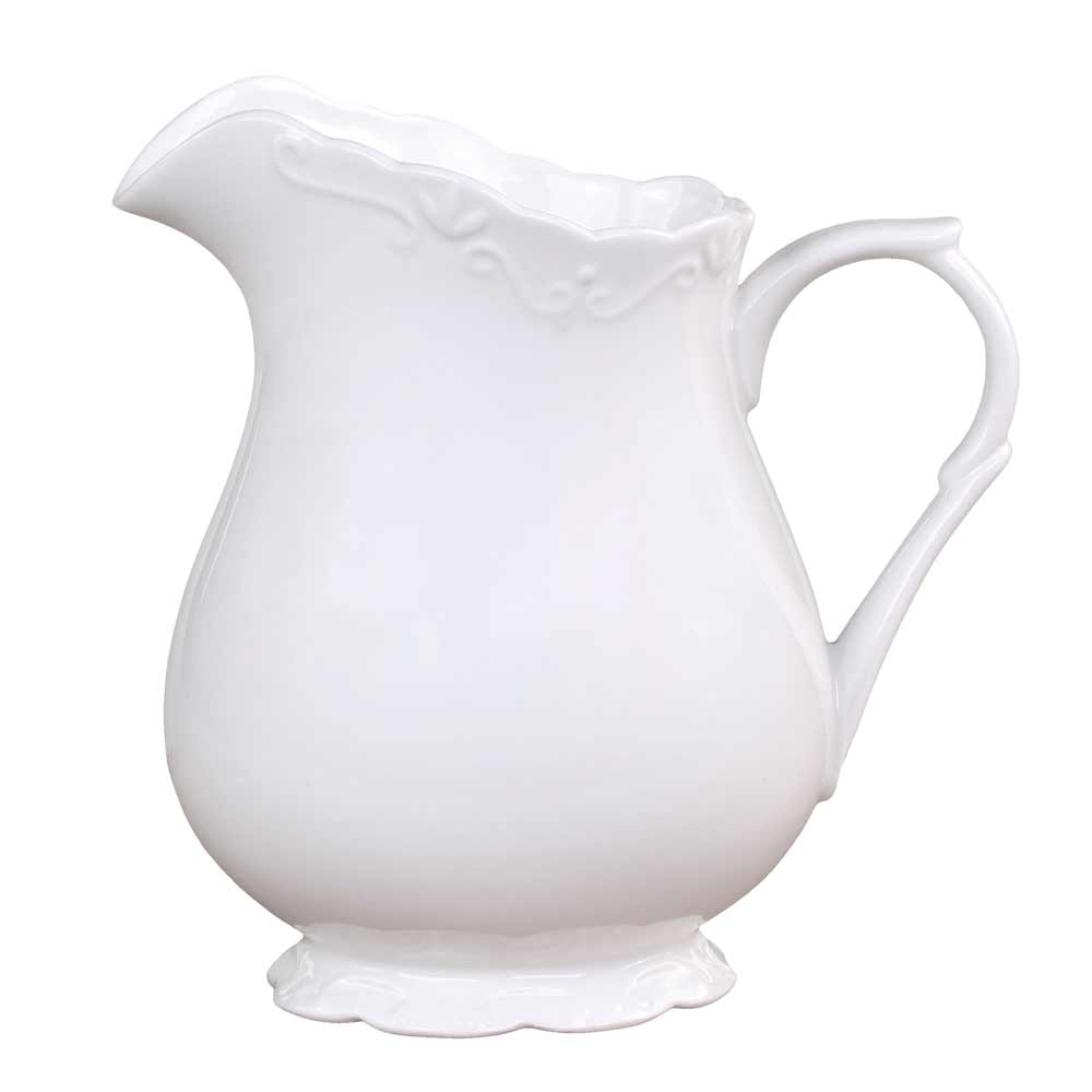 Eine Chic Antique - Provence Kanne 1 Liter mit geschwungenem Henkel und gewelltem Rand sowie dezenten Blumenmustern auf Korpus und Boden.