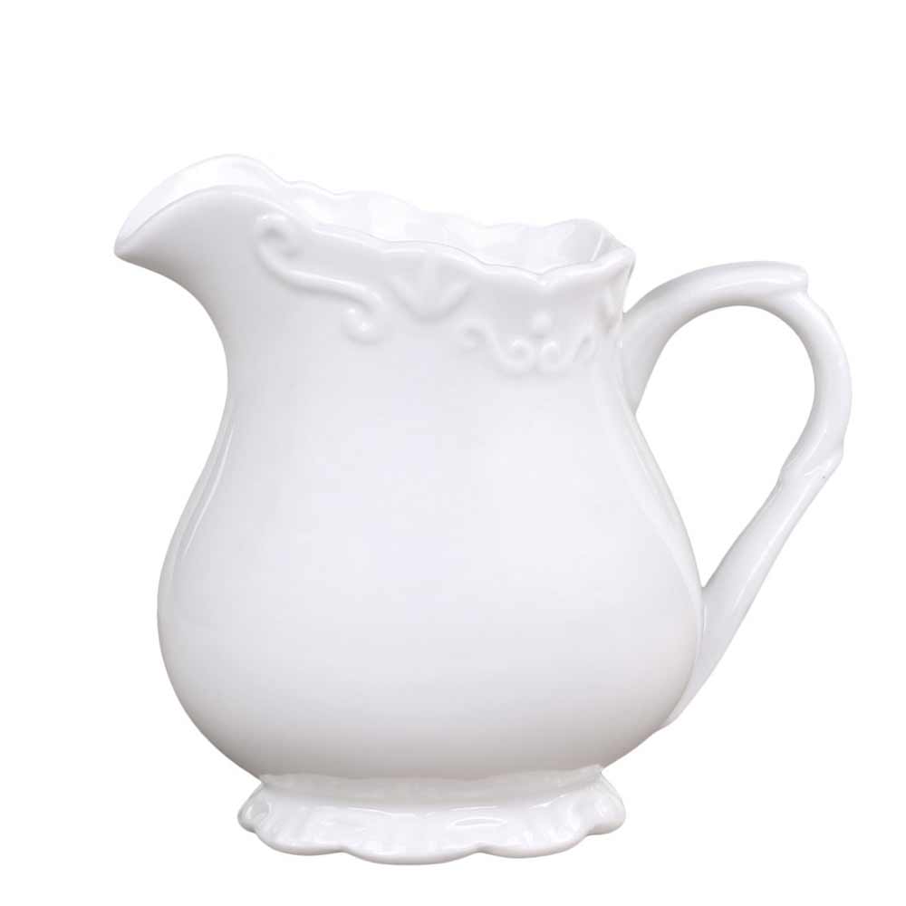 Ein Chic Antique - Provence Milchkännchen mit verziertem Griff, gewelltem oberen Rand und dekorativem Design in der Nähe der Tülle.