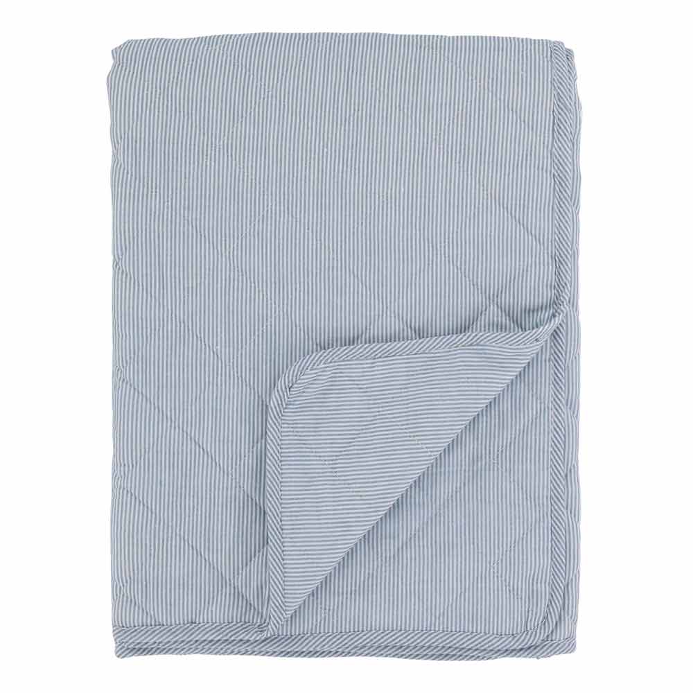 Chic Antique - Quilt Maritimes Streifenmuster Himmelblau 180 x 130 cm, mit hellblauen und weißen Streifen und Rautensteppung, gefaltet präsentiert, wobei eine Ecke teilweise umgeklappt ist.