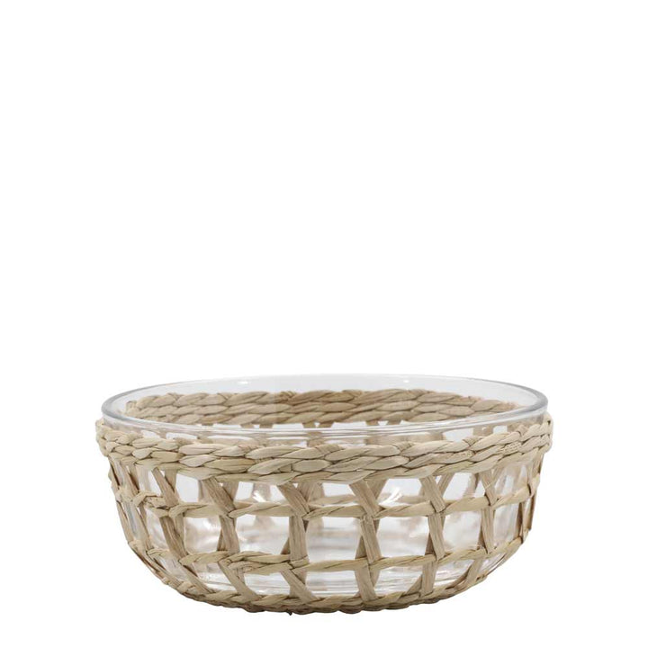 Die Chic Antique - Schüssel mit Flechtkorb besteht aus einer durchsichtigen Glasschale, die von einem hellen Weidenkorb umgeben ist, dessen Seiten und Rand wunderschön geflochten sind.