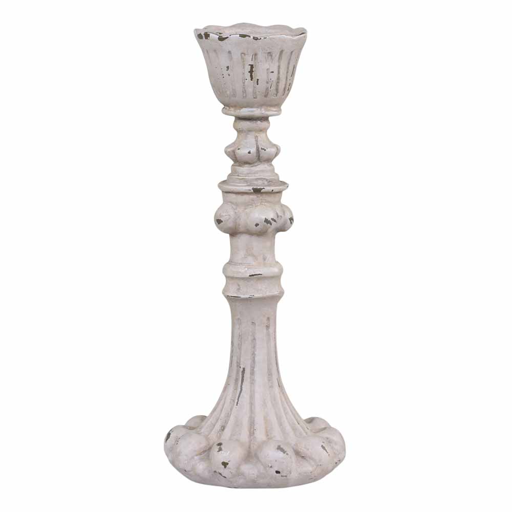 Der Chic Antique Shabby Chic Kerzenhalter in Antikgrau ist ein Kerzenhalter im Vintage-Stil und besticht durch seinen Used-Look mit gewellter Oberseite und verziertem, barock inspiriertem Sockel.