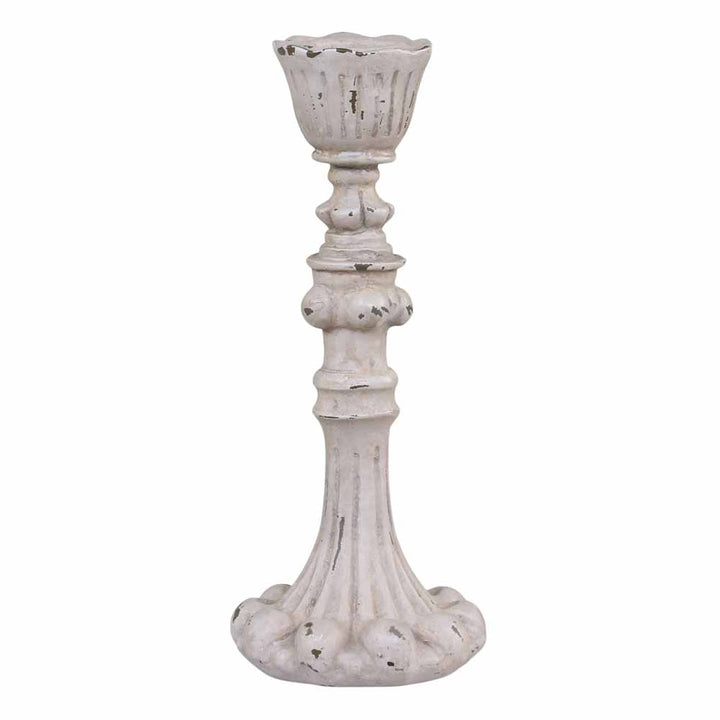 Der Chic Antique Shabby Chic Kerzenhalter in Antikgrau ist ein Kerzenhalter im Vintage-Stil und besticht durch seinen Used-Look mit gewellter Oberseite und verziertem, barock inspiriertem Sockel.