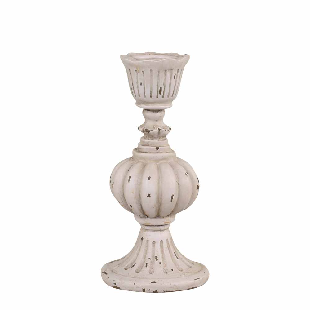 Der Chic Antique - Shabby Chic Kerzenständer Antikgrau Vintage ist ein Kerzenständer im Vintage-Stil in Antikgrau mit abgerundetem Mittelteil, ausgestelltem Fuß und dekorativen Rillen mit strukturierten Details.