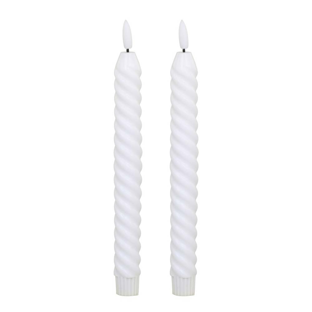 Zwei weiße Chic Antique – Stabkerze LED Twist 2er-Set mit sichtbaren Flammen.