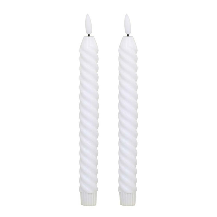 Zwei weiße Chic Antique – Stabkerze LED Twist 2er-Set mit sichtbaren Flammen.