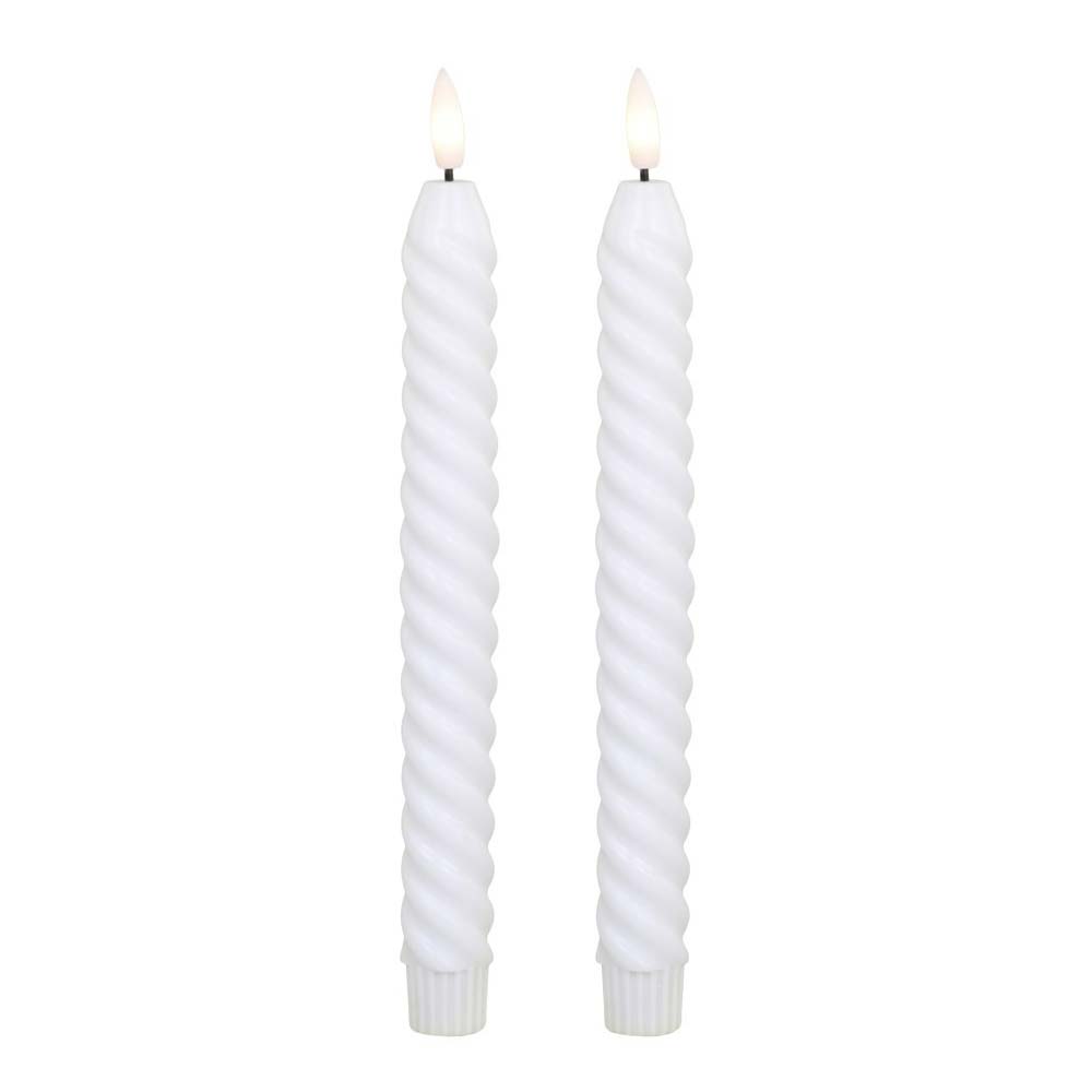 Zwei brennende Chic Antique - Stabkerze LED Twist 2er-Set Kerzen mit Flamme oben. Die Kerzen haben ein spiralförmiges Design und stehen aufrecht.