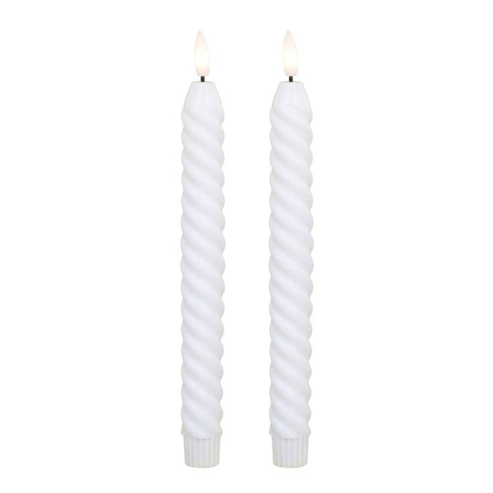 Zwei brennende Chic Antique - Stabkerze LED Twist 2er-Set Kerzen mit Flamme oben. Die Kerzen haben ein spiralförmiges Design und stehen aufrecht.
