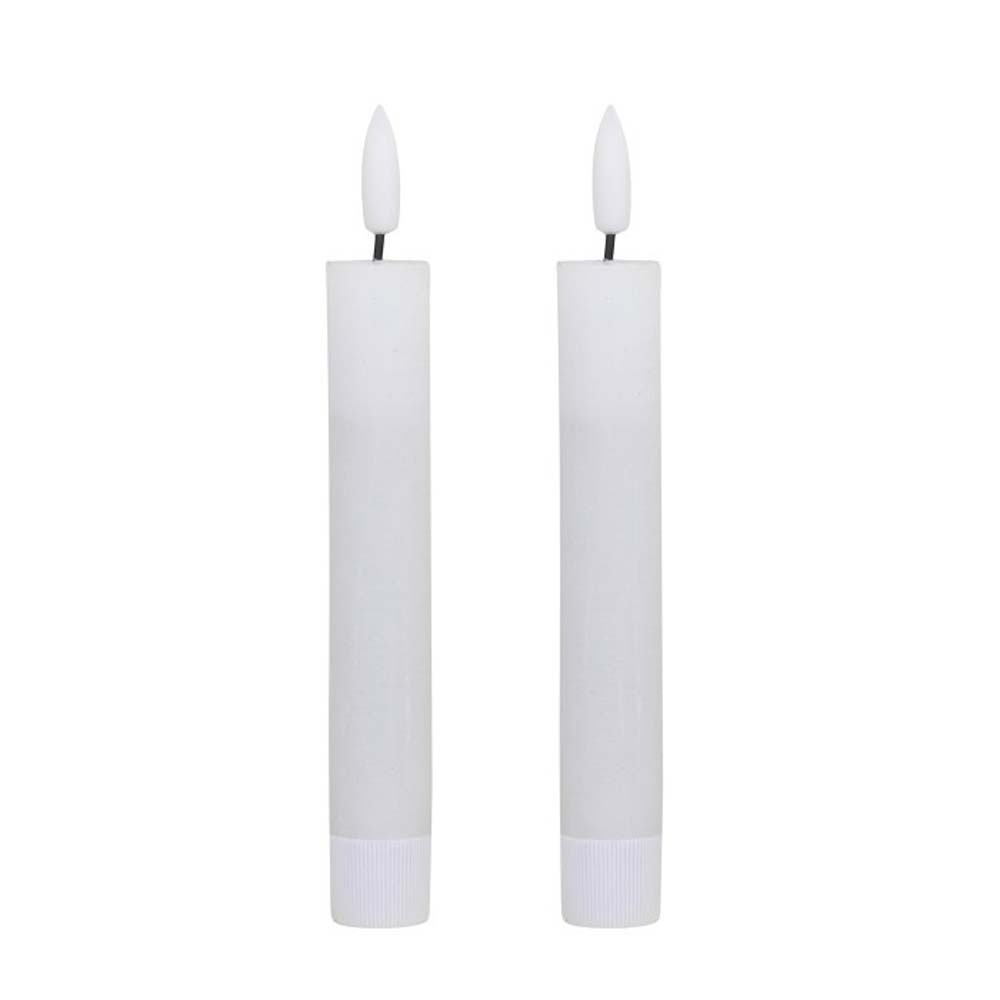 Zwei weiße zylindrische Chic Antique – Stabkerzen LED 2er-Set mit spitzen Enden, aufrecht stehend vor einem schlichten Hintergrund.
