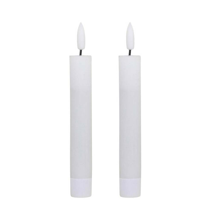 Zwei weiße zylindrische Chic Antique – Stabkerzen LED 2er-Set mit spitzen Enden, aufrecht stehend vor einem schlichten Hintergrund.