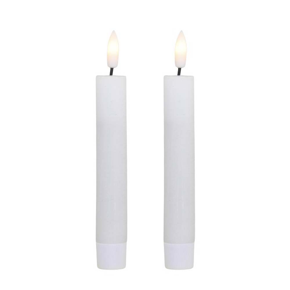 Zwei weiße Chic Antique - Stabkerzen LED 2er-Set mit Flackerlicht, aufrecht stehend.