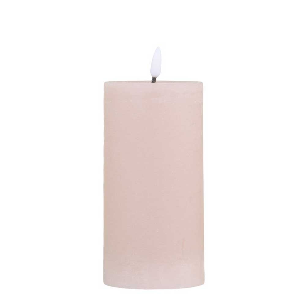 Bild einer schlichten, zylindrischen, cremefarbenen Kerze, die leuchtet: Chic Antique – Stumpenkerze LED staubig rosa inkl. Batterie.