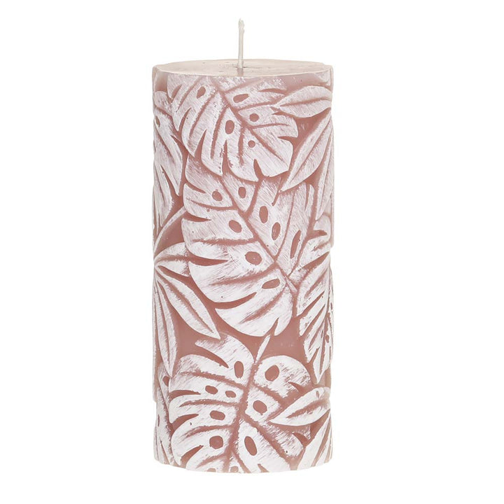 Eine Chic Antique – Stumpenkerze mit Blattmuster aus Macon mit in die Oberfläche geschnitztem rosa Wachs und weißen Blattmustern.