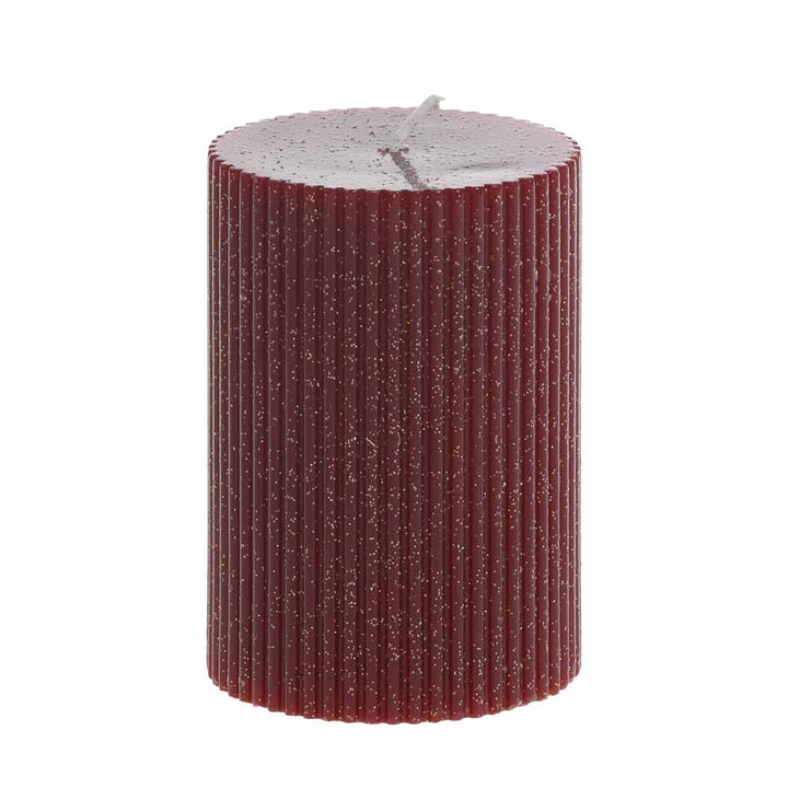 Eine rote Stumpenkerze von Chic Antique mit Rillen und einer leicht strukturierten, glitzernden Oberfläche.
