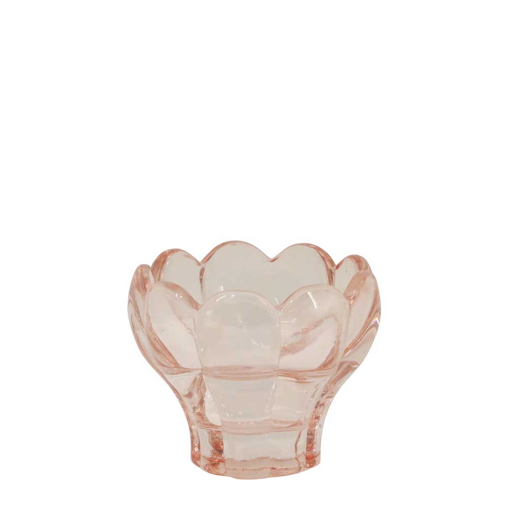 Der Chic Antique Teelichthalter aus Glas mit Blume in Rosa Vintage ist eine kleine, durchscheinende rosa Glasschale mit gewelltem Rand und dickem Boden, die auf einem schlichten weißen Hintergrund abgebildet ist.