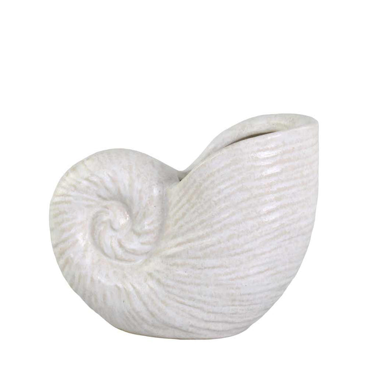 Die Chic Antique - Vase Muschel ist eine weiße Keramikvase in Form einer Nautilusmuschel mit strukturierten Spiralrippen und einer Öffnung oben.