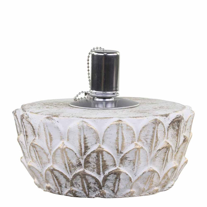 Eine Chic Antique - Öllampe Zement mit Goldmuster mit einer silbernen Metallkappe und einer daran befestigten Kette. Die Lampe weist ein geätztes, blattähnliches Muster und eine verwitterte weiße Oberfläche auf.
