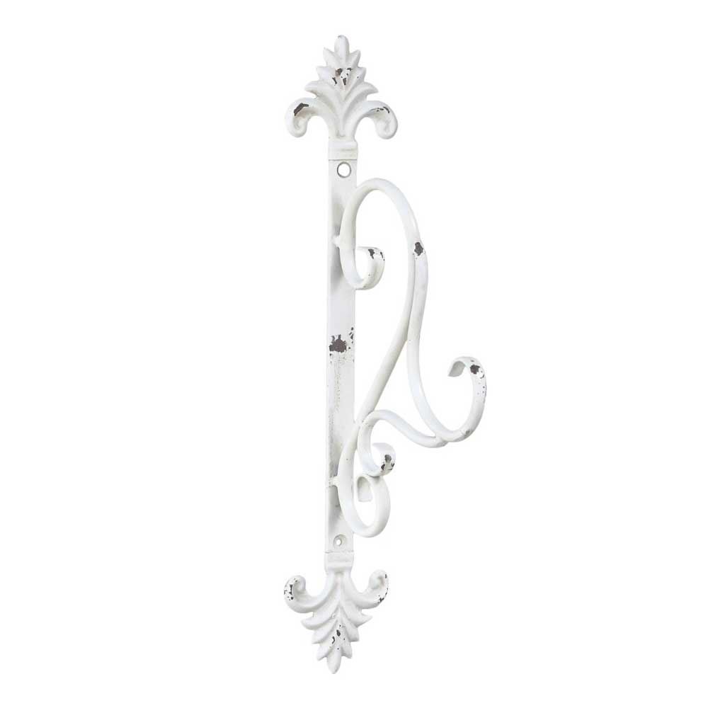 Eine Chic Antique - Wandhalterung für Laternen mit Schnörkeldesign und Antik-Finish sowie dekorativen Fleur-de-Lis-Elementen oben und unten.