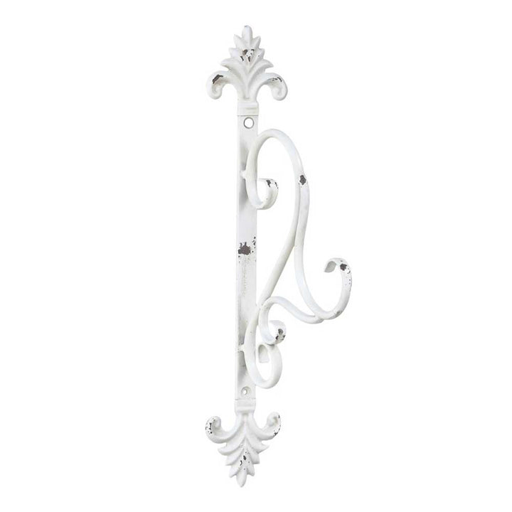 Eine Chic Antique - Wandhalterung für Laternen mit Schnörkeldesign und Antik-Finish sowie dekorativen Fleur-de-Lis-Elementen oben und unten.