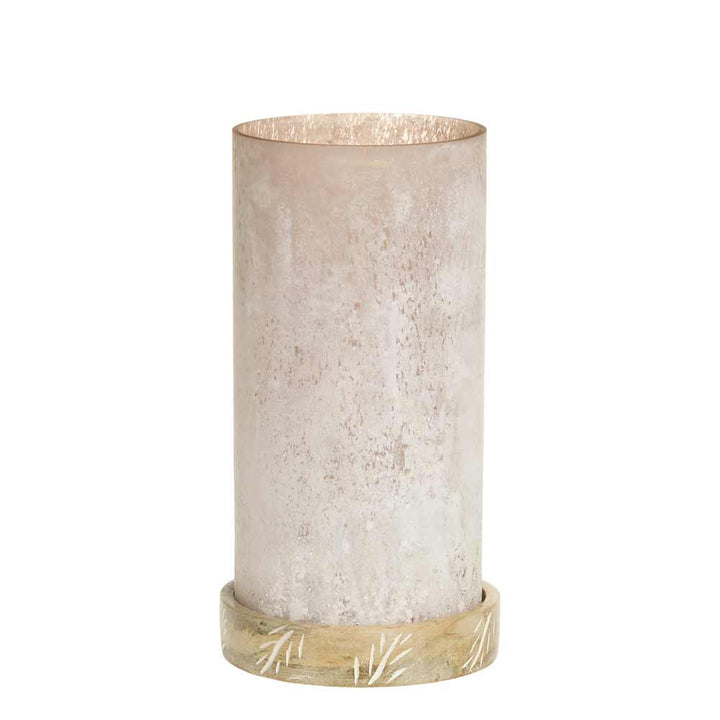 Ein zylindrisches Chic Antique - Windlicht aus Milchglas mit graviertem Sockel.