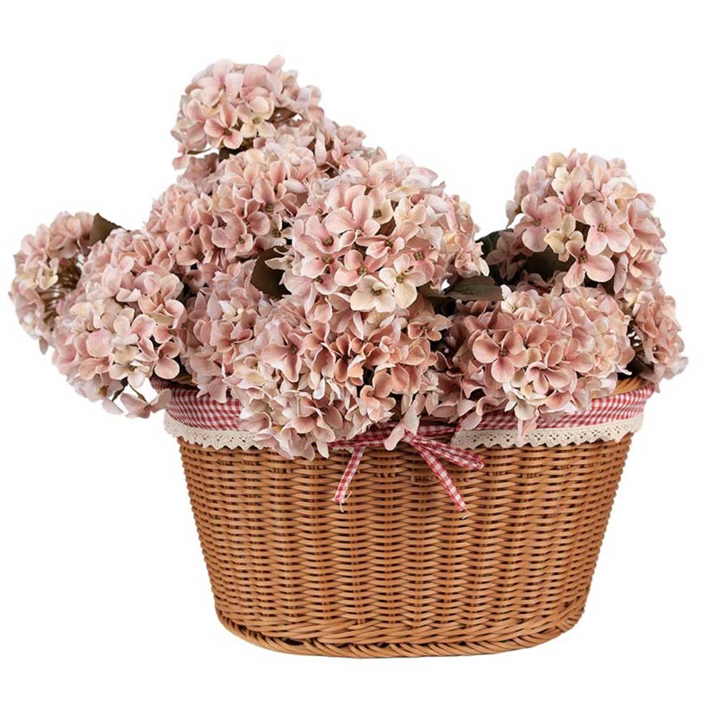 Ein Clayre & Eef Geschenkkorb Picknick Landhaus gefüllt mit hellrosa Hortensienblüten.