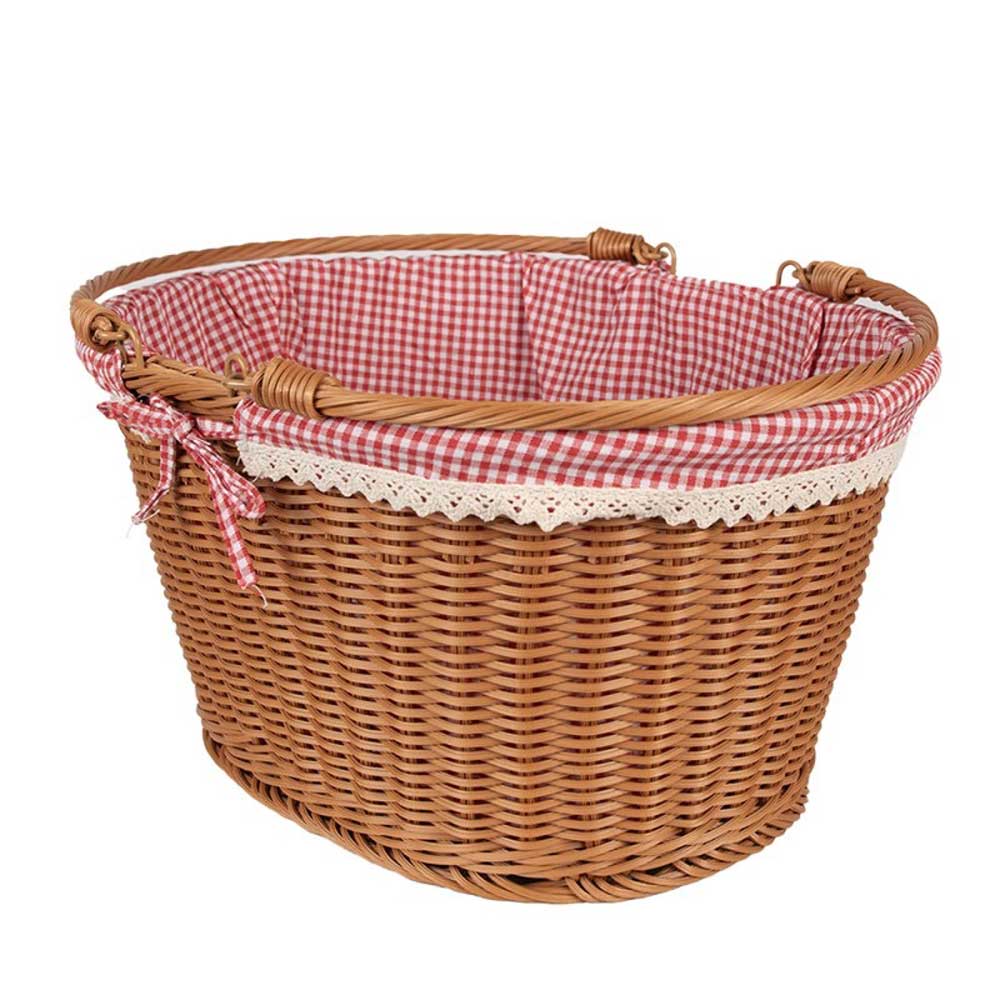 Der Geschenkkorb Picknick Landhaus von Clayre & Eef ist ein geflochtener Korb, der mit einem rot-weiß karierten Stofffutter, Spitzenbesatz und einer dekorativen Schleife an der Seite verziert ist.