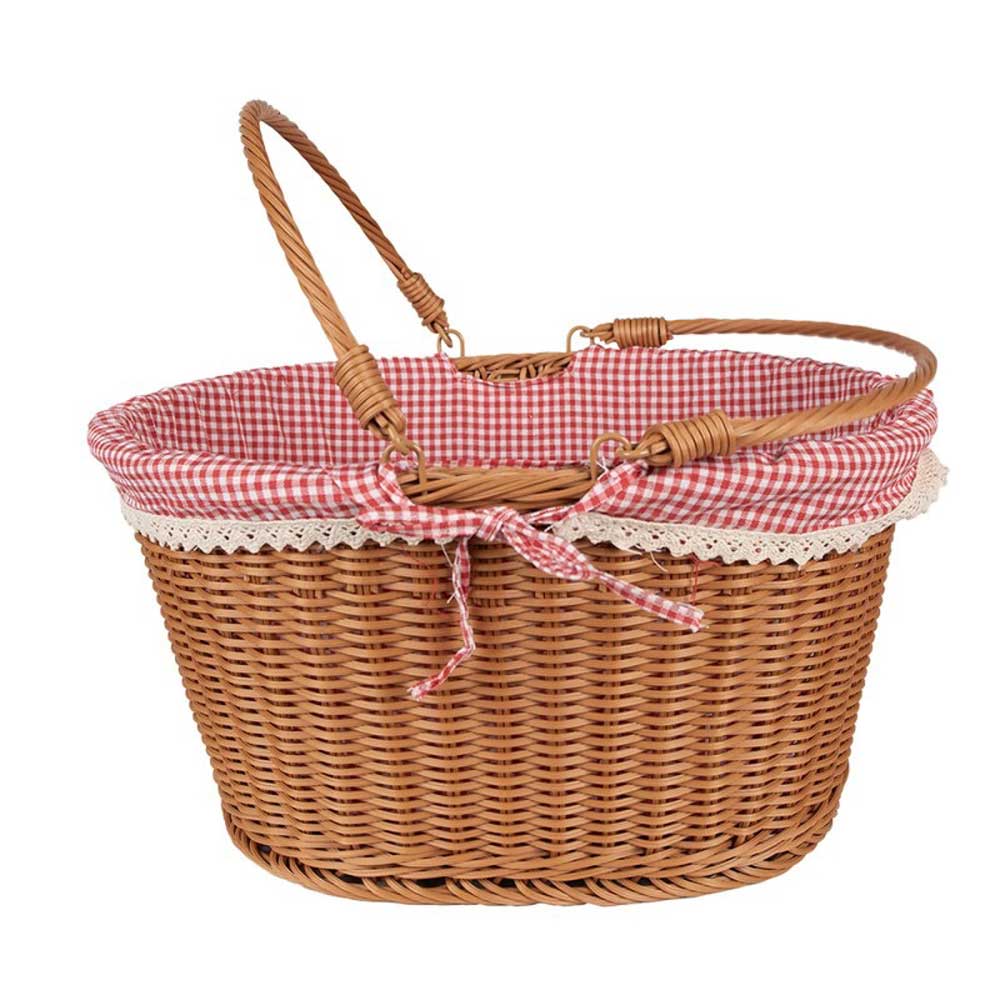 Ein Clayre & Eef - Geschenkkorb Picknick Landhaus im Korbdesign mit rot-weiß kariertem Stoffbezug und zwei geschwungenen Griffen.