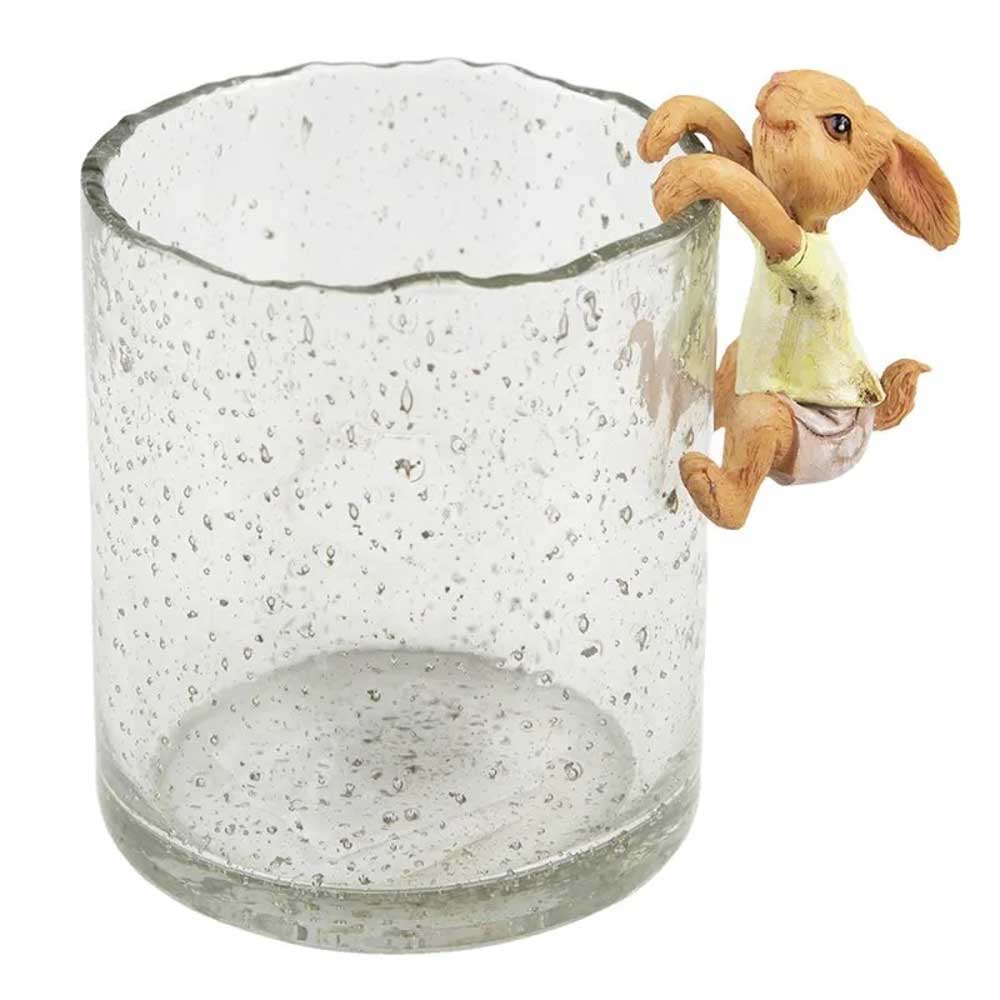 Ein Clayre &amp; Eef - Hase Deko für Kante liegt in einer Glastasse.
