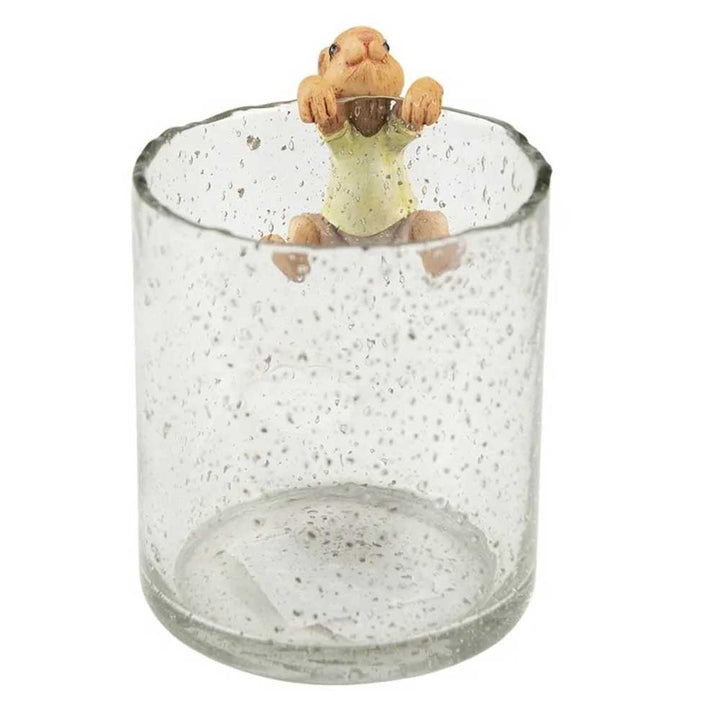 Ein Clayre &amp; Eef - Hase Deko für Kante sitzend in einem Glas Wasser.