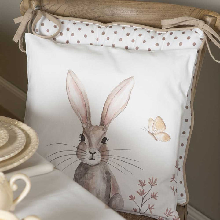 Ein Stuhl mit einem Clayre & Eef - Kissenbezug Hase-Kissen darauf.