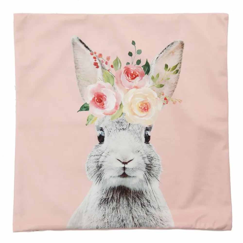 Eine Illustration eines Clayre & Eef - Kissenbezug Hase mit Blumen Samt rosa mit einer Blumenkrone auf rosa Hintergrund.