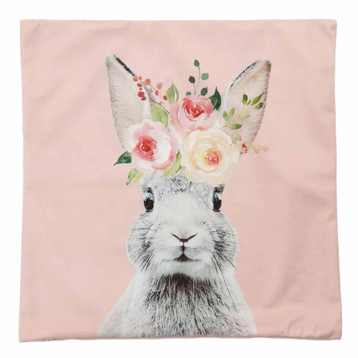 Eine Illustration eines Clayre & Eef - Kissenbezug Hase mit Blumen Samt rosa mit einer Blumenkrone auf rosa Hintergrund.