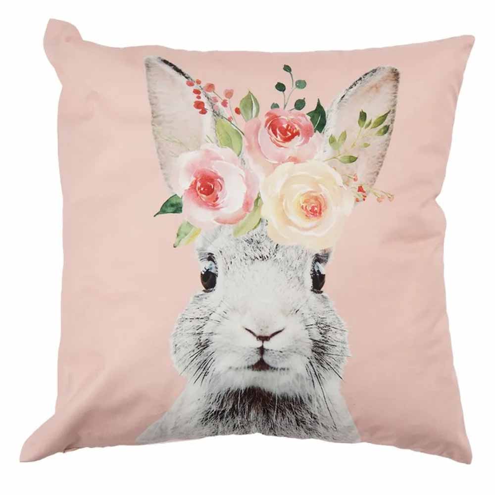 Clayre & Eef - Kissenbezug Hase mit Blumen Samtrosa mit der Illustration eines Kaninchens, geschmückt mit einer Blumenkrone.