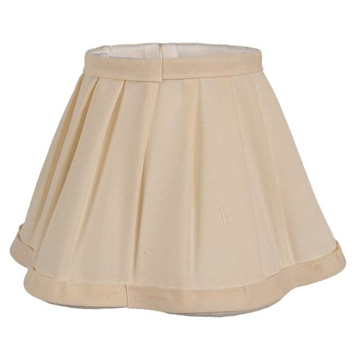 Der Lampenschirm „Lampenschirm Landhaus Beige Romantik Ø 20 cm“ von Clayre & Eef verfügt über ein beiges Plisseedesign mit runder Oberseite und leicht ausgestellter Unterseite und ist aus Stoff gefertigt.