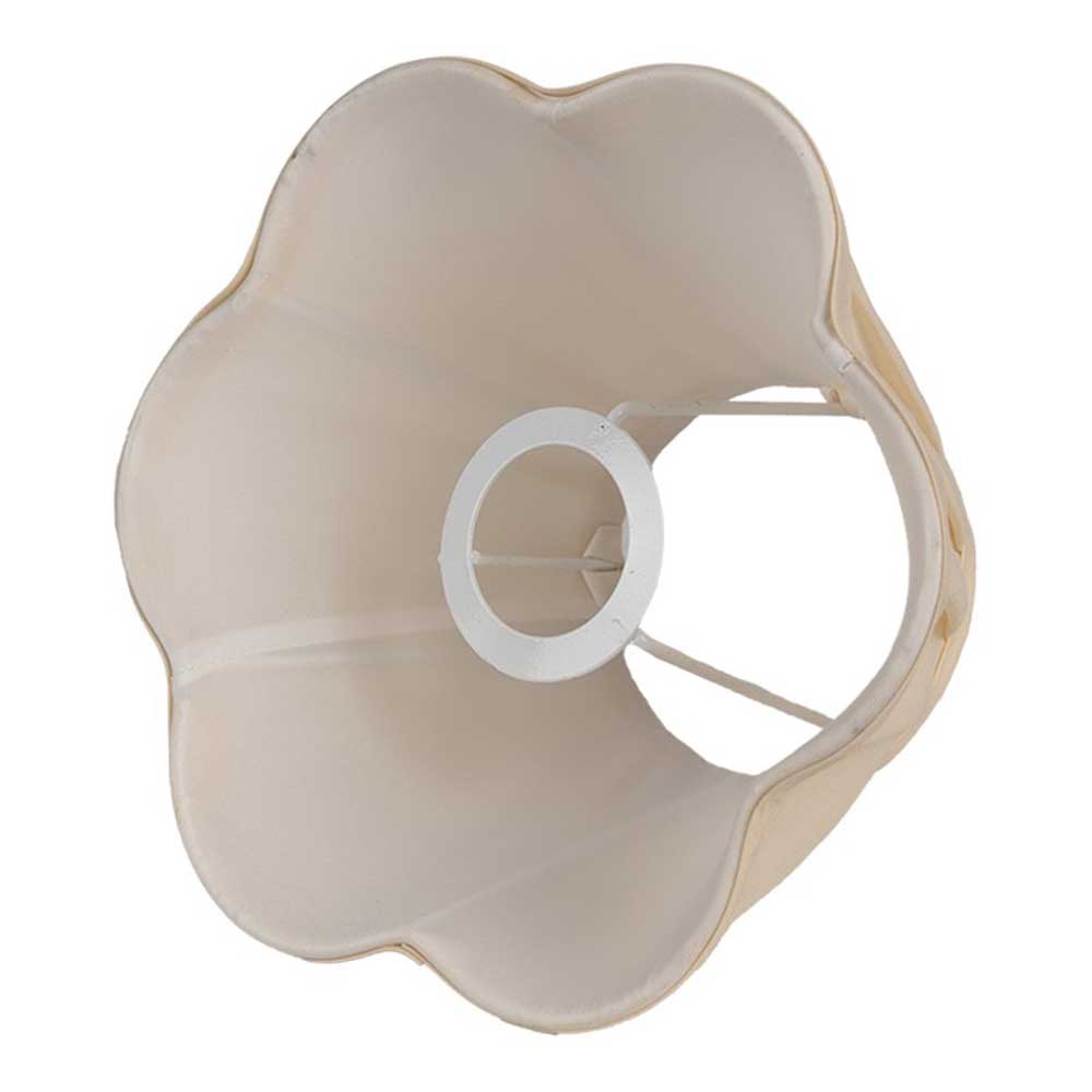 Eine Unteransicht des Clayre & Eef - Lampenschirm Landhaus Beige Romantik Ø 20 cm, die seinen inneren Metallrahmen und das gewellte Design zur Geltung bringt.